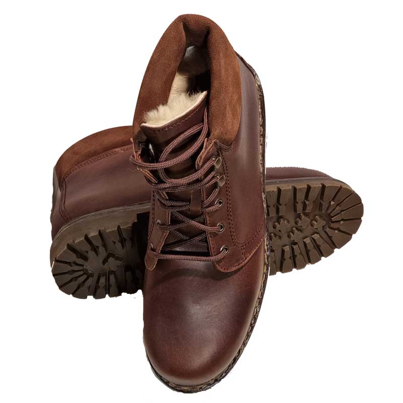zwiegenähter Wanderstiefel winter